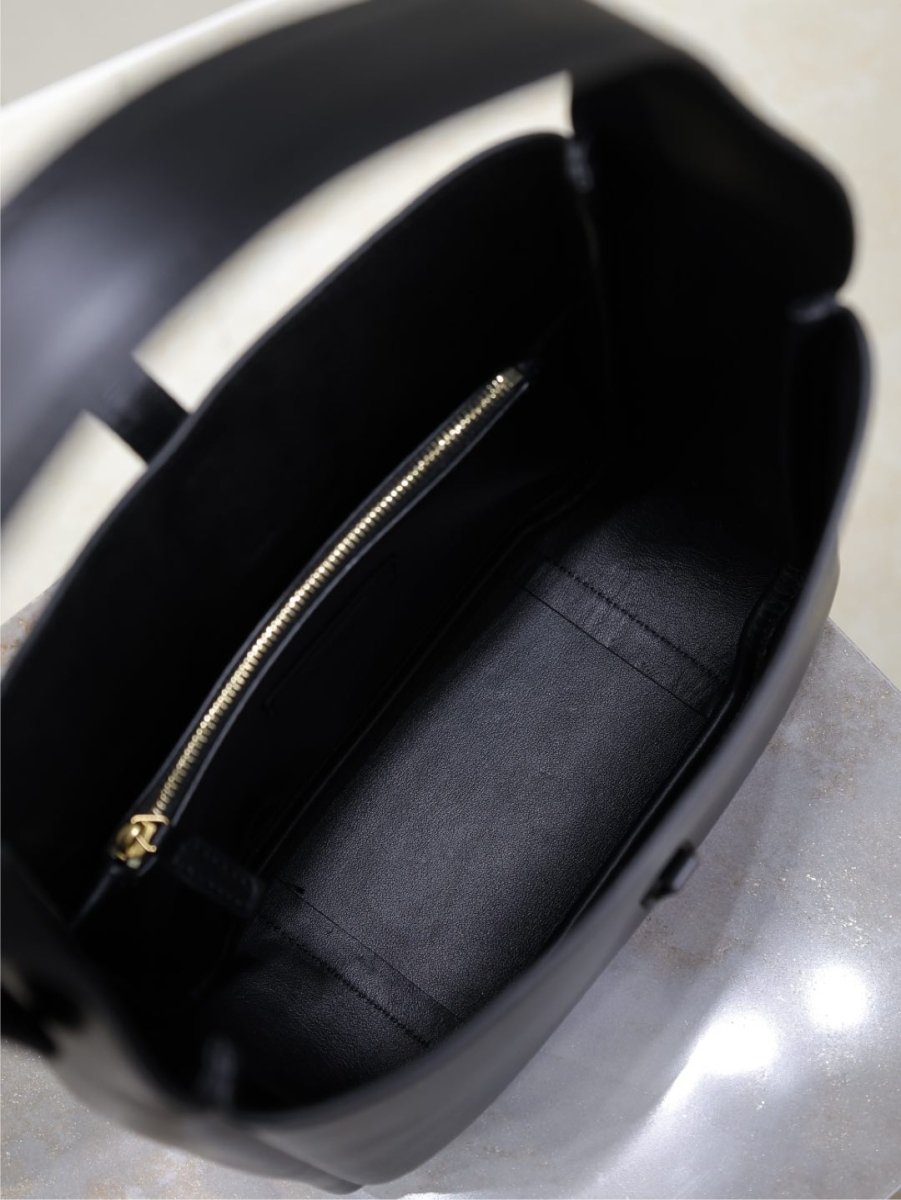 Le 5 à 7 Shoulder Bag – Luxury Inspired Minimalist Design